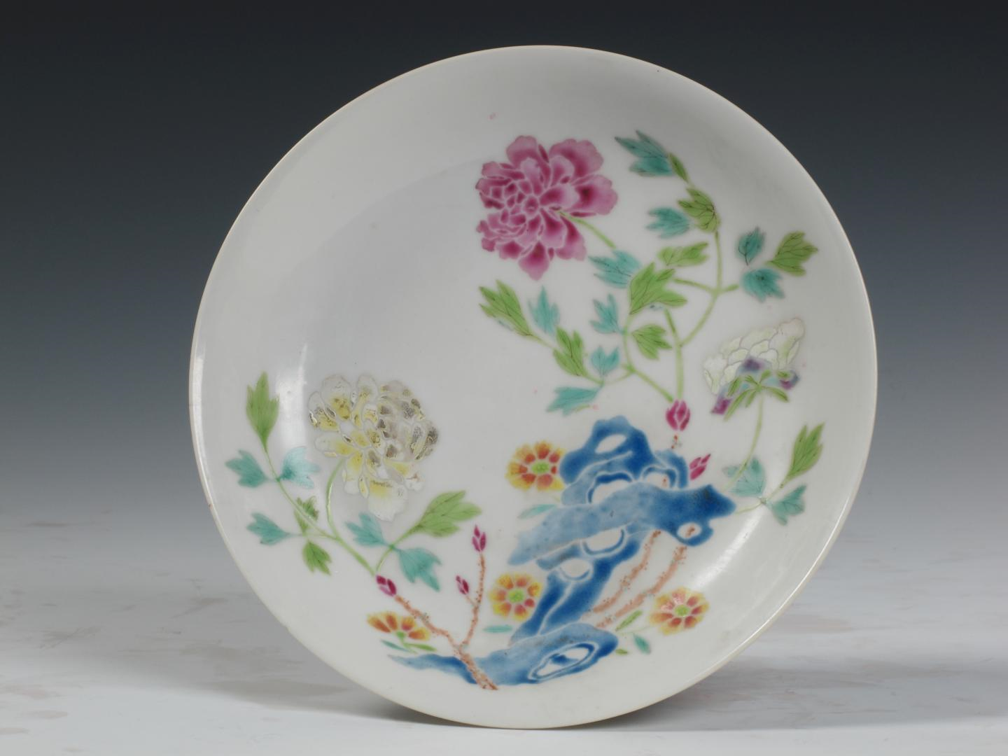 清雍正官窑粉彩瓷器牡丹洞石纹盘，颜色淡雅高贵|陶瓷,瓷器鉴赏知识