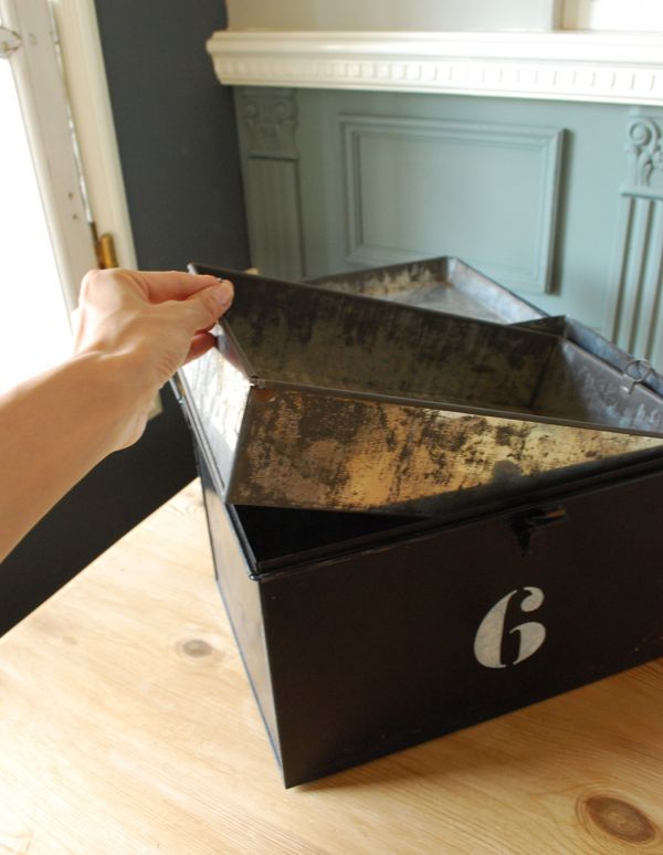 インダストリアルなアンティーク雑貨、ブラックカラーのスチール