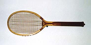 アンティークなテニスラケットの歴史と変遷について解説している彫刻が