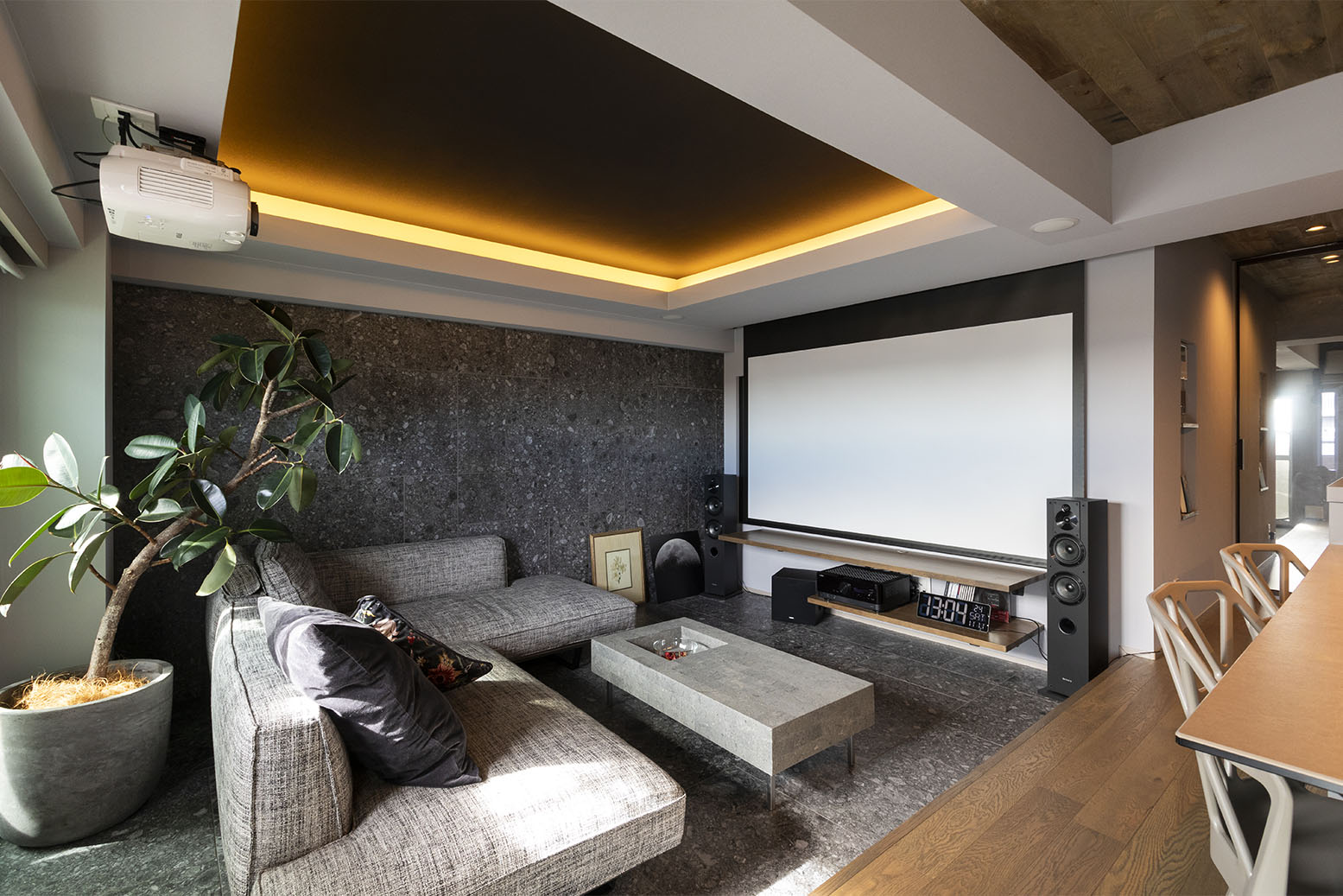 リビングシアターCASE75 パワフルな音響が楽しめるペンション風のLDK