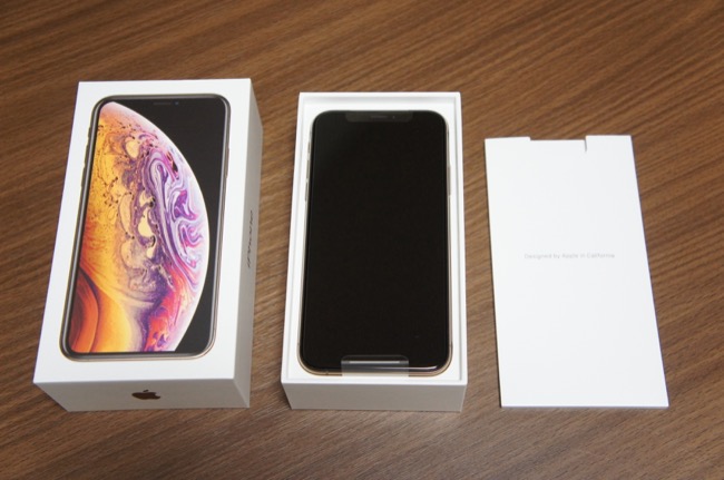 iPhone XS」開封の様子を写真で確認。新色ゴールドはギラつかず