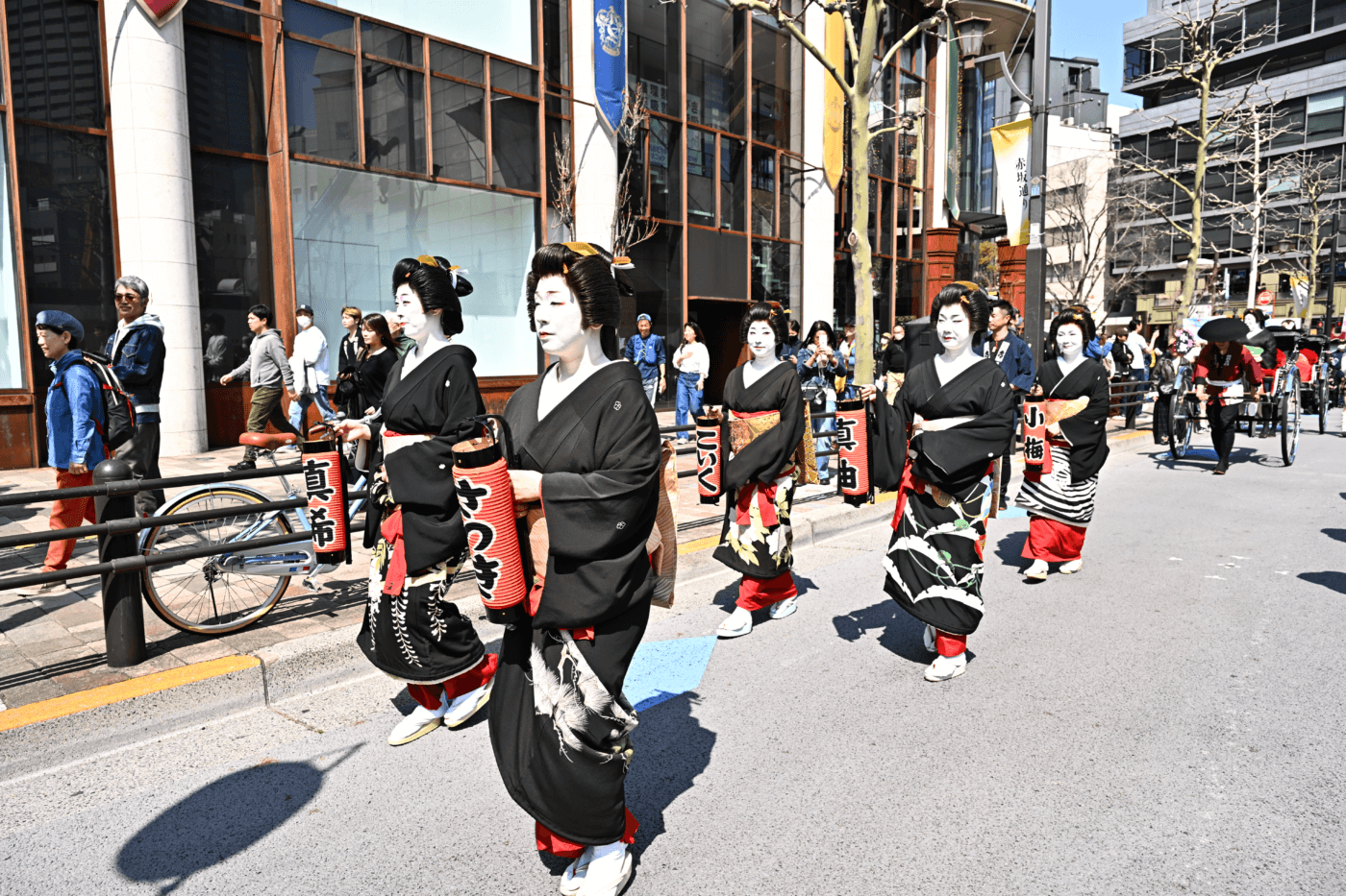 赤坂Bizタワーに町内半纏や巨大な山車が出現!? さらに赤坂芸者も