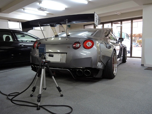 オンラインショップ限定: 1/18 PANDEM R35 GT-R ホワイトマジョーラ