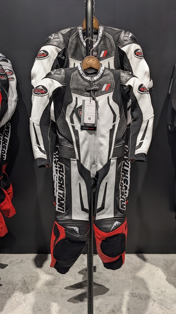 入荷速報】新作レザースーツ！K-0086XX アクリートスーツ！：KUSHITANI