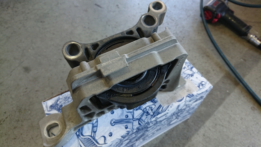 ボルボV40 エンジンぶれる エンジンがたがた 振動 ガタつき エンジン