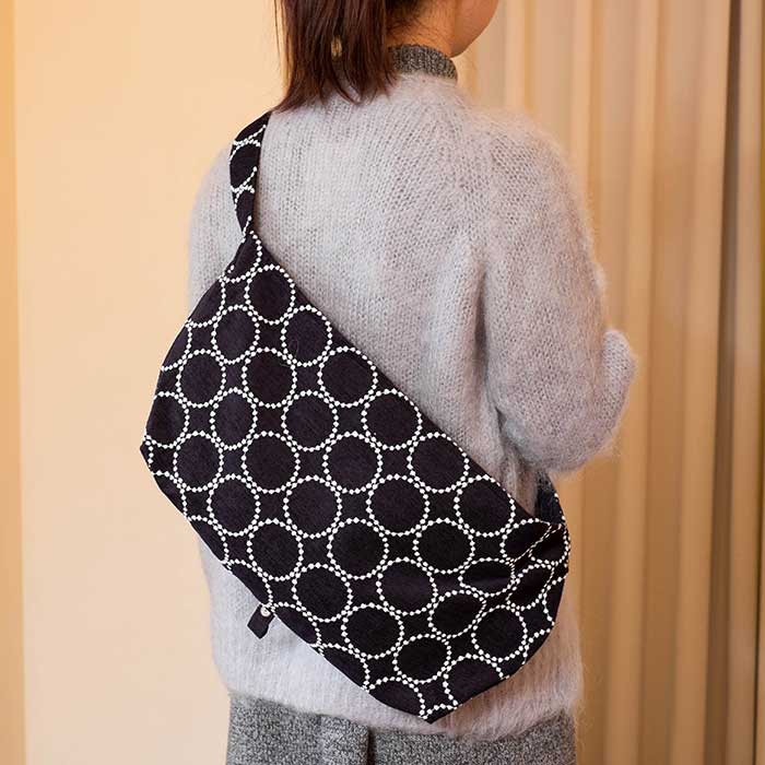 ミナペルホネンtambourineボディバッグ（S）navy | Lin total fashion