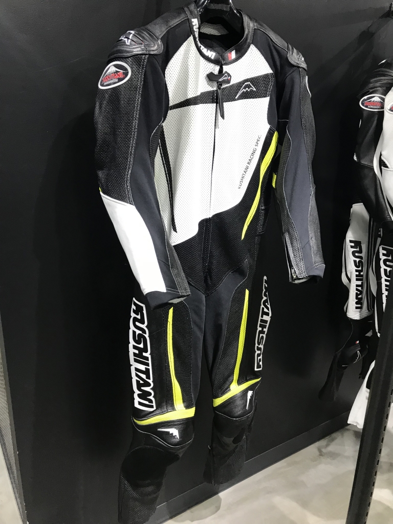 新しいレーシングスーツと新しいレーシンググローブ ： KUSHITANI 三鷹