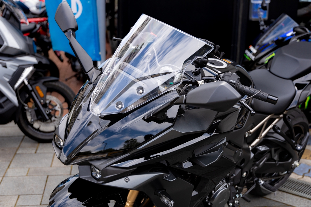 レンタルバイクと足つきをサポートするシューズ：KUSHITANI三鷹店