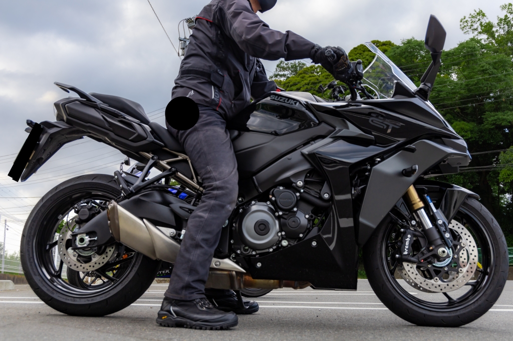 レンタルバイクと足つきをサポートするシューズ：KUSHITANI三鷹店