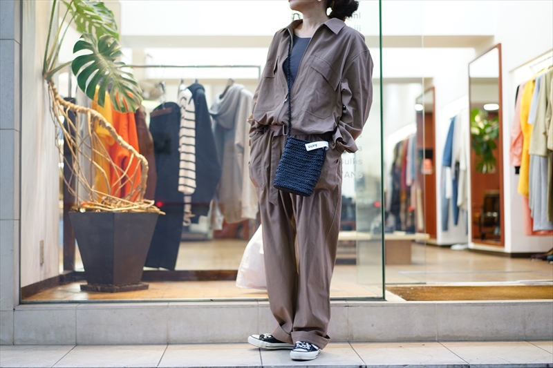 AURALEE(オーラリー)Finx Hard Twist Gabardine Jumpsuit/Brownを使っ