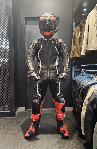 新作ツナギ登場！】アクリートスーツ入荷&スーパーテック R2再入荷の