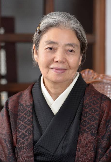 大自然の中で、座禅を組み笑いの高橋信次先生の生写真 大サイズ 【公式