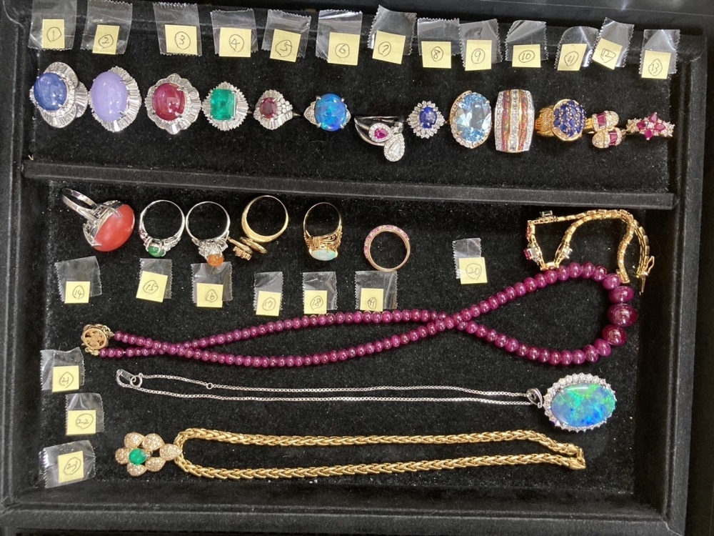 買取商品紹介】遺品整理でエメラルドの指輪やネックレス、ヒスイなど70