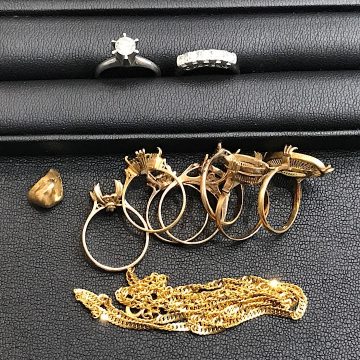 遺品整理・生前整理で切れたネックレス・石のとれた指輪などの出張買取