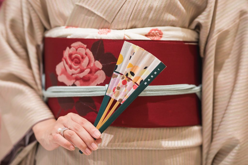 薔薇の帯が主役！「アンティーク・ローズ」で秋を楽しむ着物コーデ 蘭