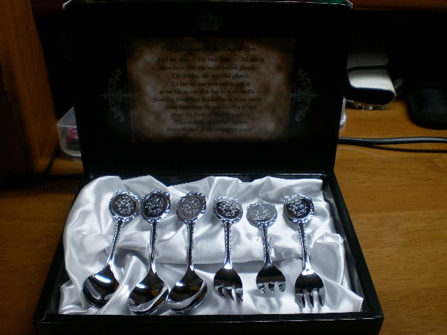 黒執事　カトラリーセット Amazon.co.jp: 黒執事 ファントム社 カトラリーとティーカップセット