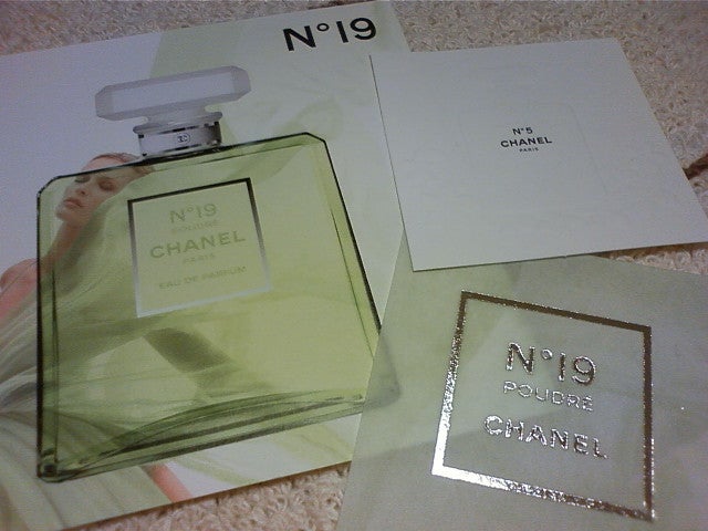 シャネルの誕生日に・・・新解釈の「N°19 プードレ」発売 | 香水の音