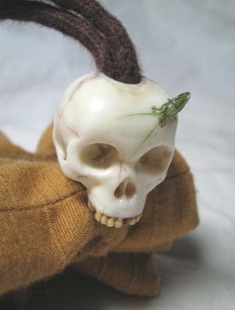 根付「野晒し/髑髏に蛇」の件1。 | 根付・帯留 鹿角細工工房「鹿正洞