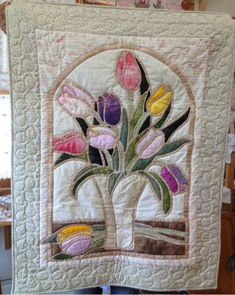 素敵なチューリップのステンドグラスキルト | リボン刺繍とパッチ