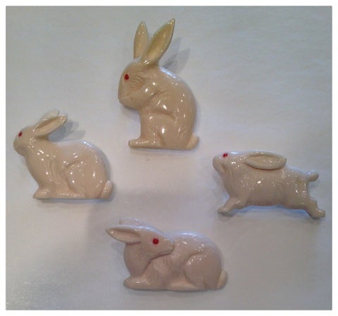 珊瑚の目の白うさぎのブローチ | 10年以上も飽きないアクセサリー in