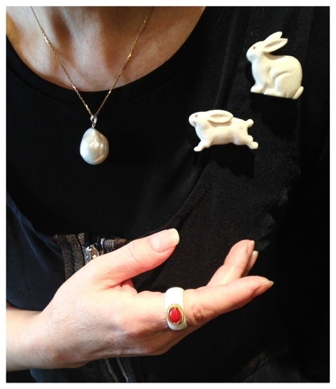 珊瑚の目の白うさぎのブローチ | 10年以上も飽きないアクセサリー in