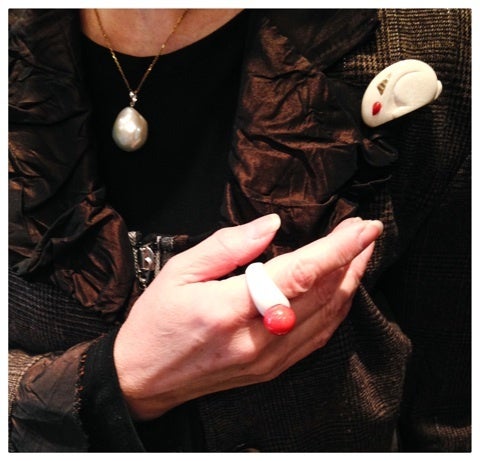 珊瑚の目の白うさぎのブローチ | 10年以上も飽きないアクセサリー in