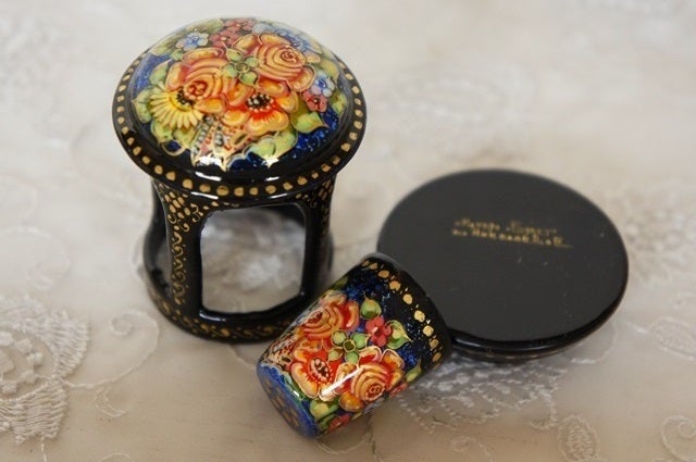 小さな小箱にロシアの伝統がぎゅっと詰まった、ラッカー細密画