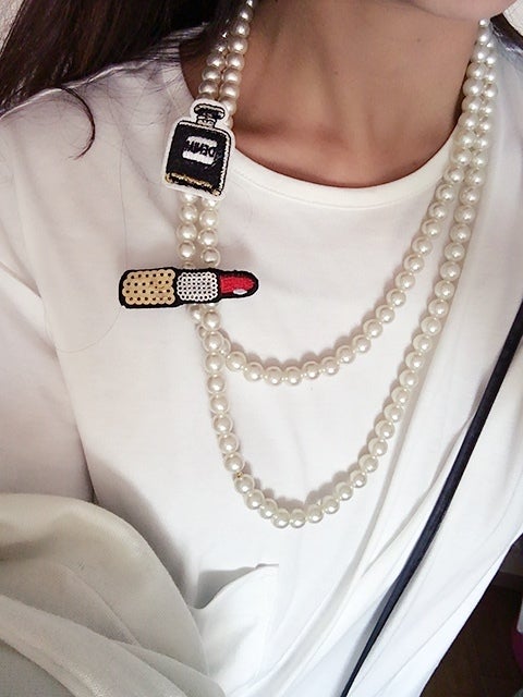 CHANEL風ブローチをネックレスにつけてシンプルコーディネートを2倍