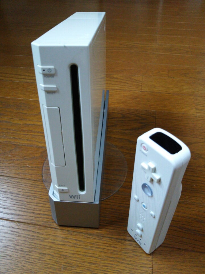 任天堂 Wii (ウィー：白) 2006年12月02日発売でした。 もう、17周年