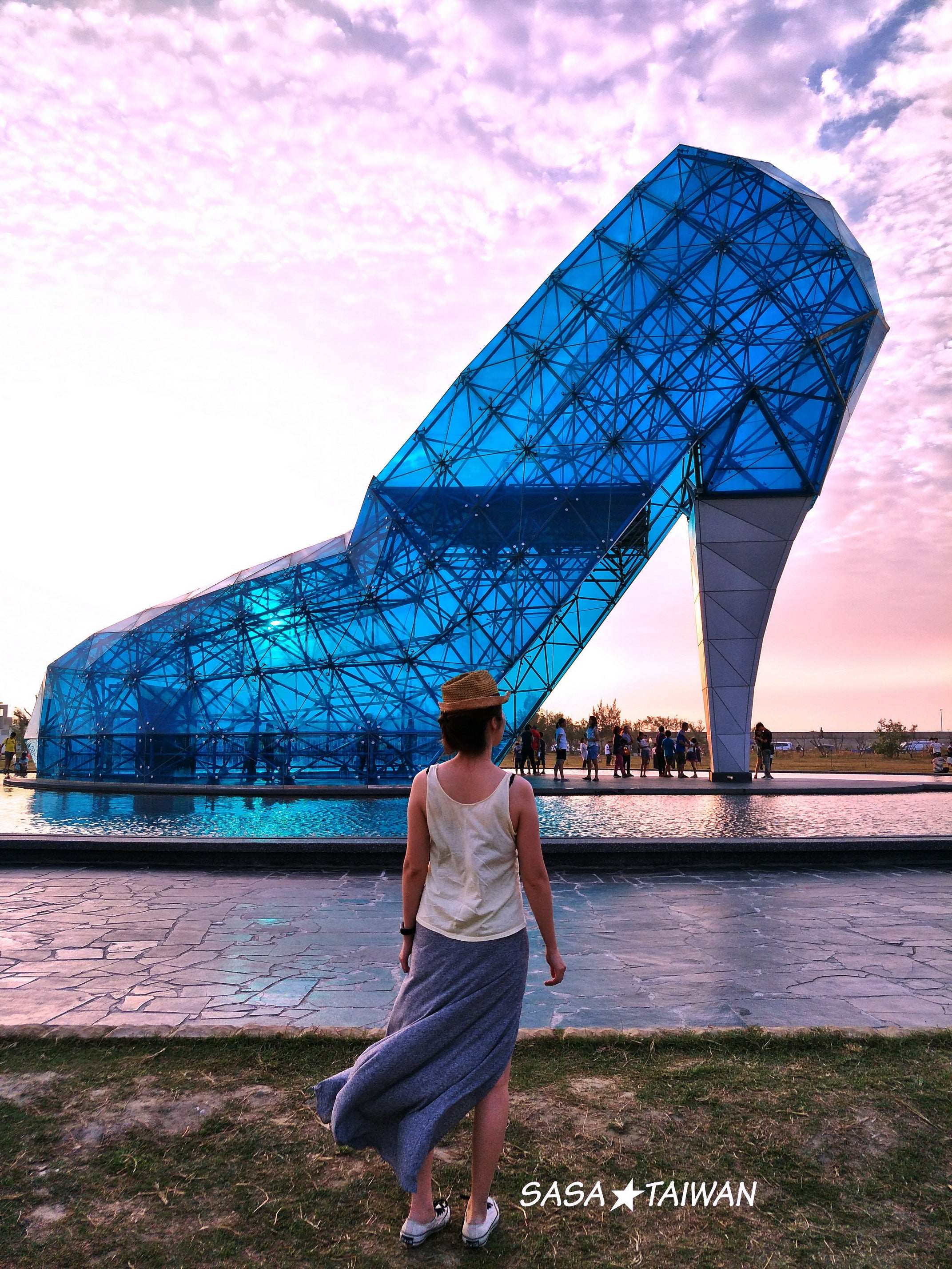 観光】嘉義布袋 高跟鞋教堂☆ブルーに輝くガラスの靴教会 | SASAの