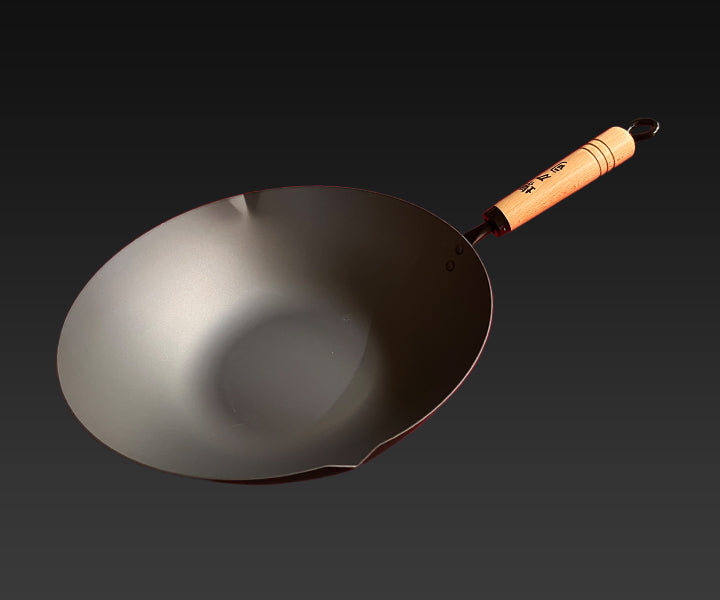 スチールテック北京鍋32cm ～ 持ち手無しの形状で、軽さとスマートさ