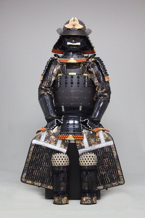 黒漆塗り厳星兜鉄錆地二枚胴具足／姫路黒桟革（ひめじくろざんがわ