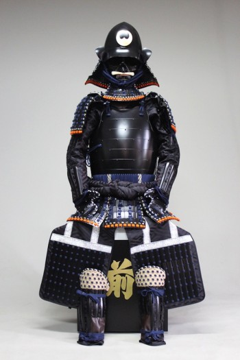 鎧兜甲冑等身大】椎実形兜 黒塗 鋲綴 桶側二枚胴具足 | 甲冑工房 武寿