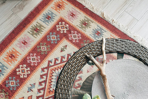 キリムとは？ - 伝統的な手織り絨毯の世界【サティラグス | 手織り絨毯