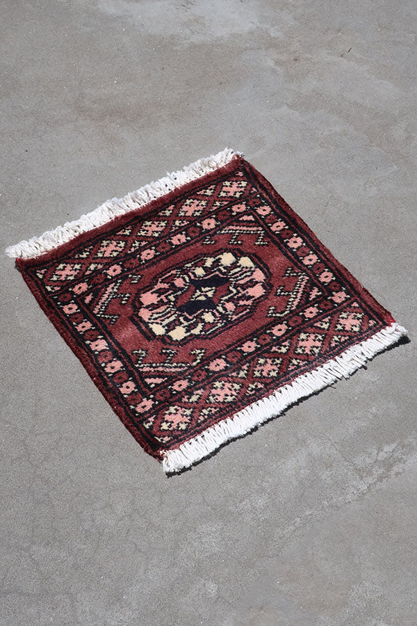 パキスタン絨毯 約29cm x 32cm｜SATHI RUGS