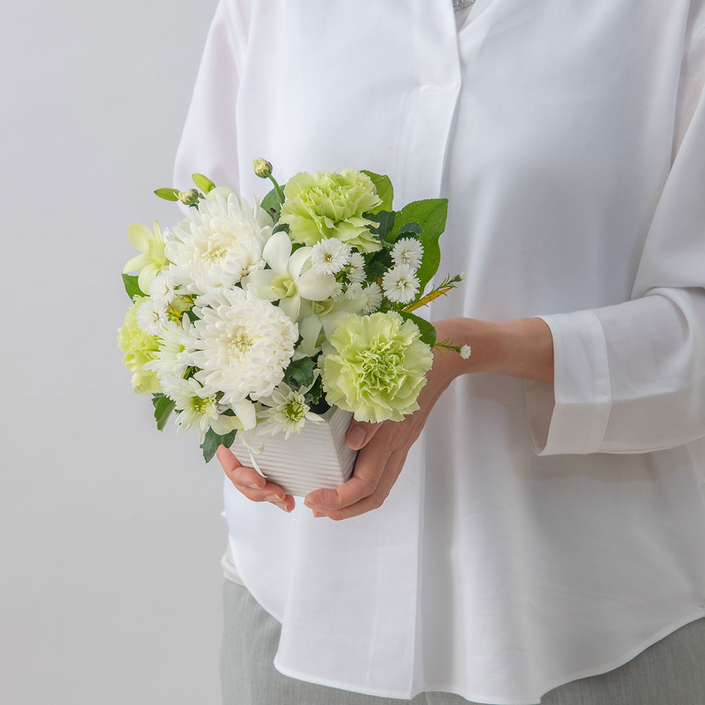 お供え用】 アレンジメント「涼華（すずか）」 | 花・花束を贈る