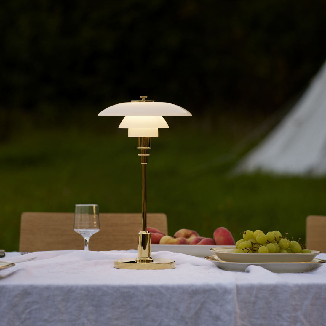 PH 2/1 ポータブル テーブルランプ | ルイスポールセンの正規代理店