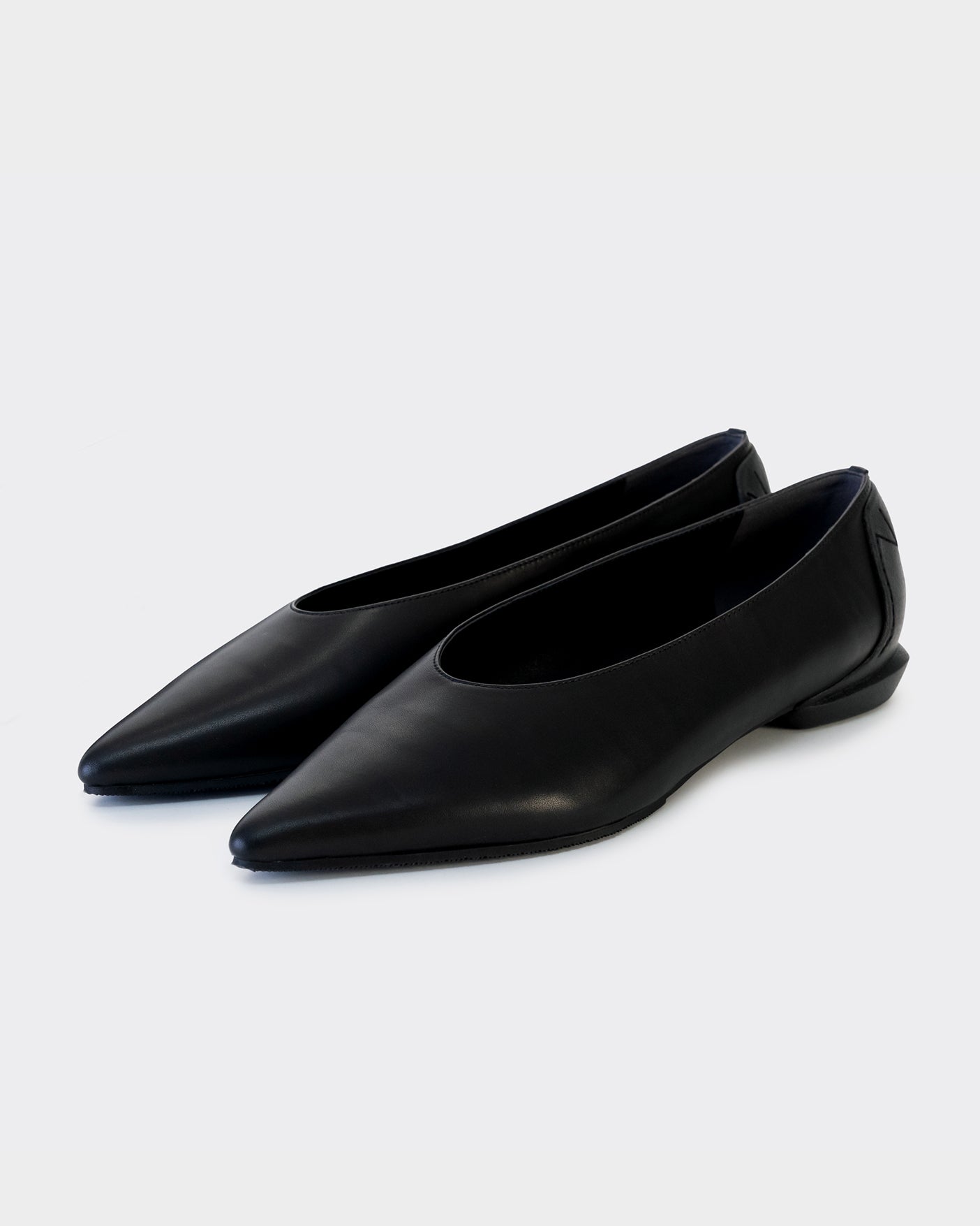 MM POINTED U PUMPS / BLACK – SHISEI