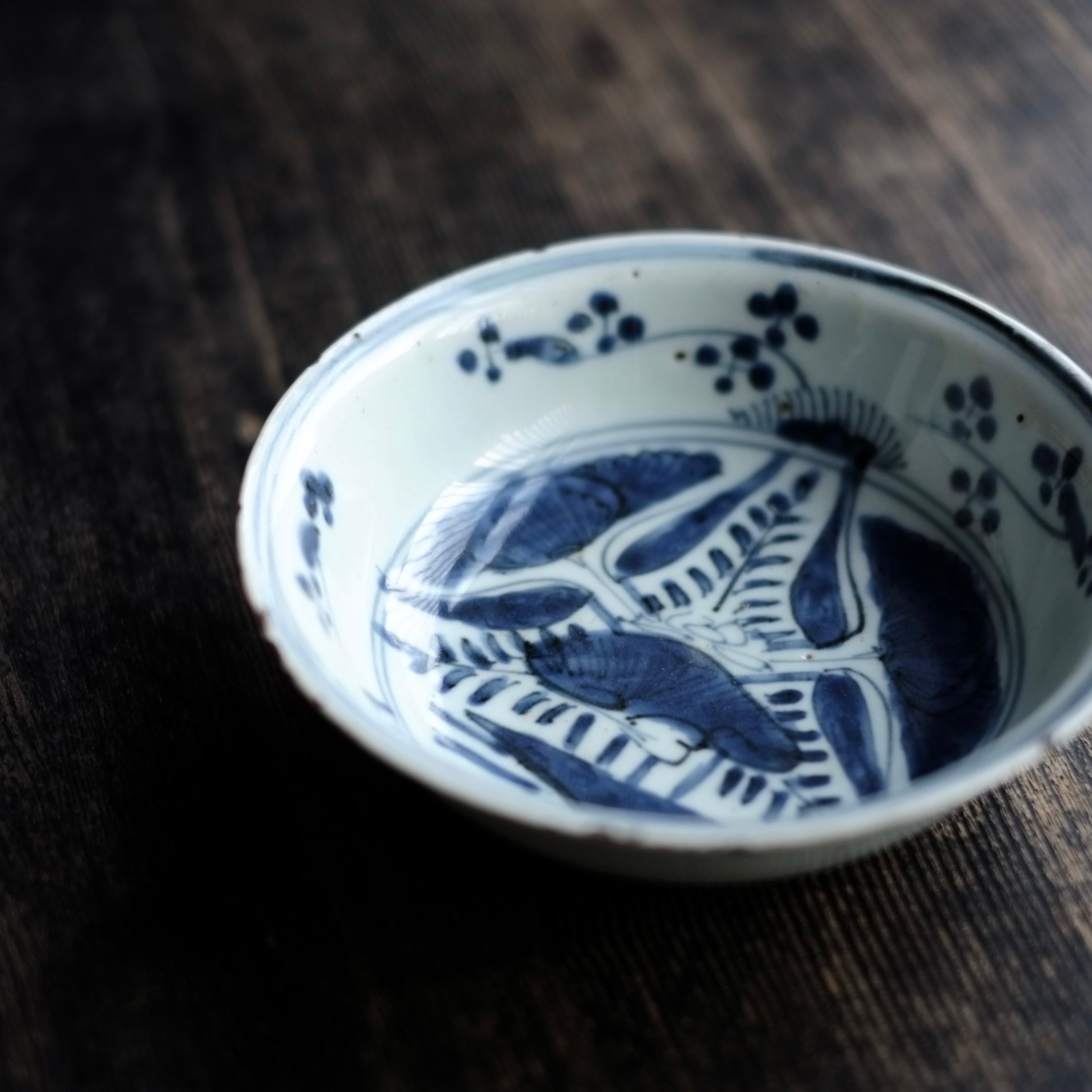 古染付 蓮子文 五寸 青花深皿(明末清初) – 逢季荘