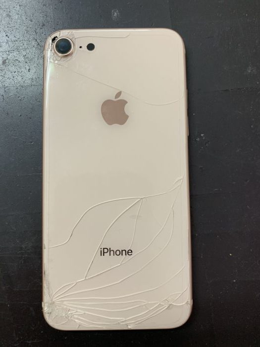 iPhone8の背面ガラスが割れた！データが消えない即日修理はスマップル