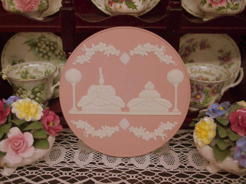 ウェッジウッドのジャスパーウェアで作られた、可愛いひな祭りプレート