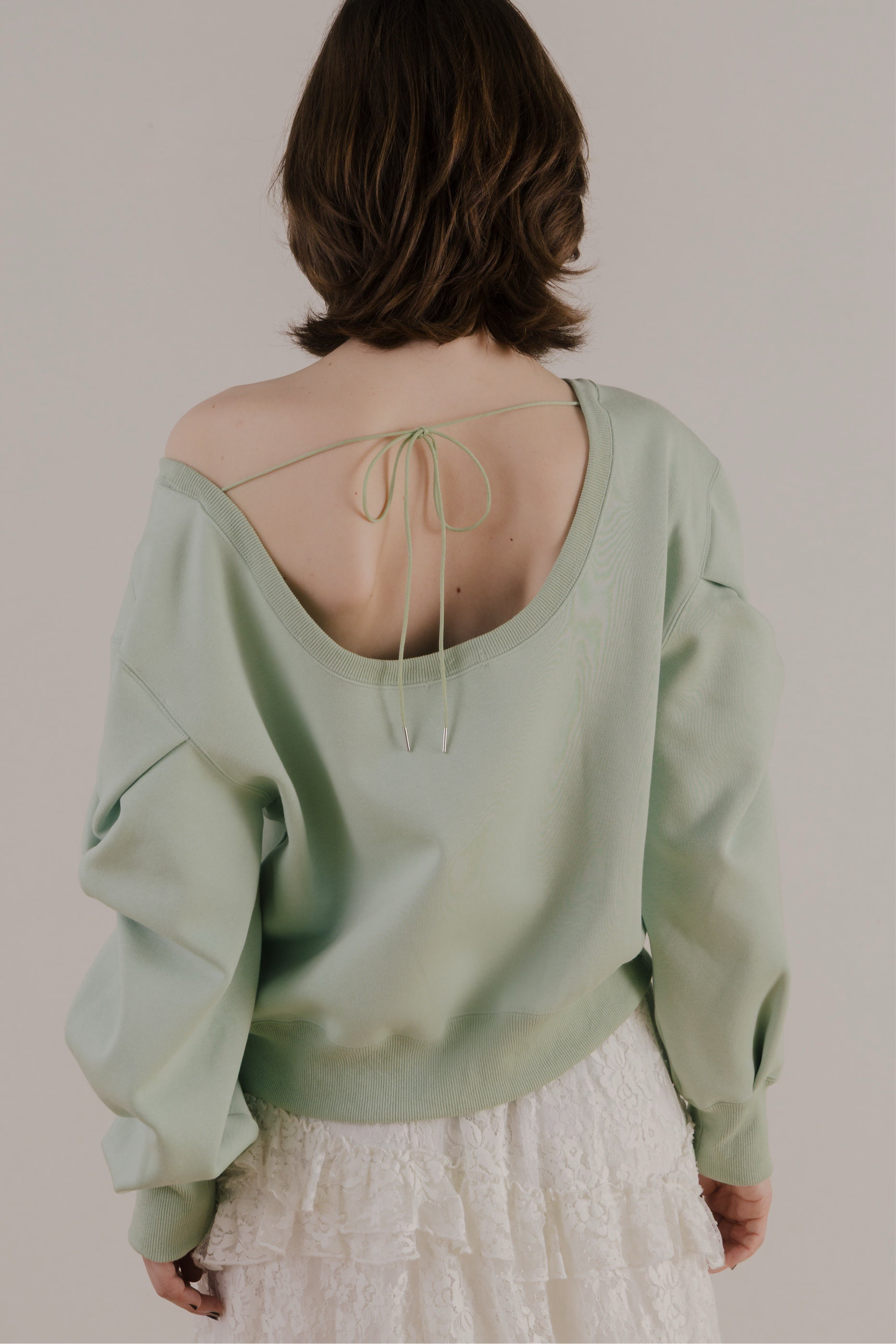 Opern Off-shoulder Sweat – THE TOÉ