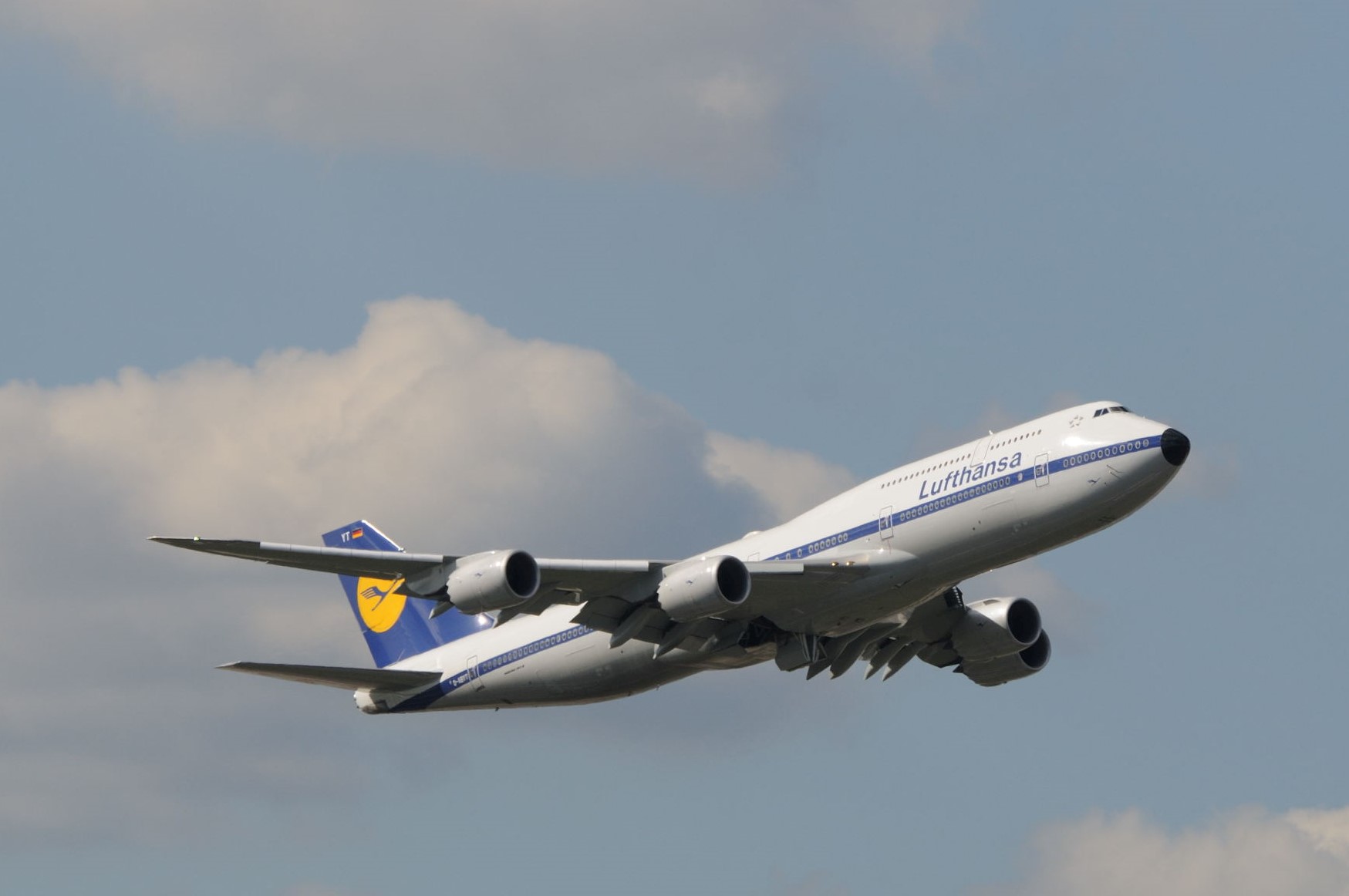 1/200 ルフトハンザ B747-8 レトロ塗装 D-ABYT ルフトハンザ、レトロ塗装747-8が羽田飛来 再開後初、1年4カ月ぶり