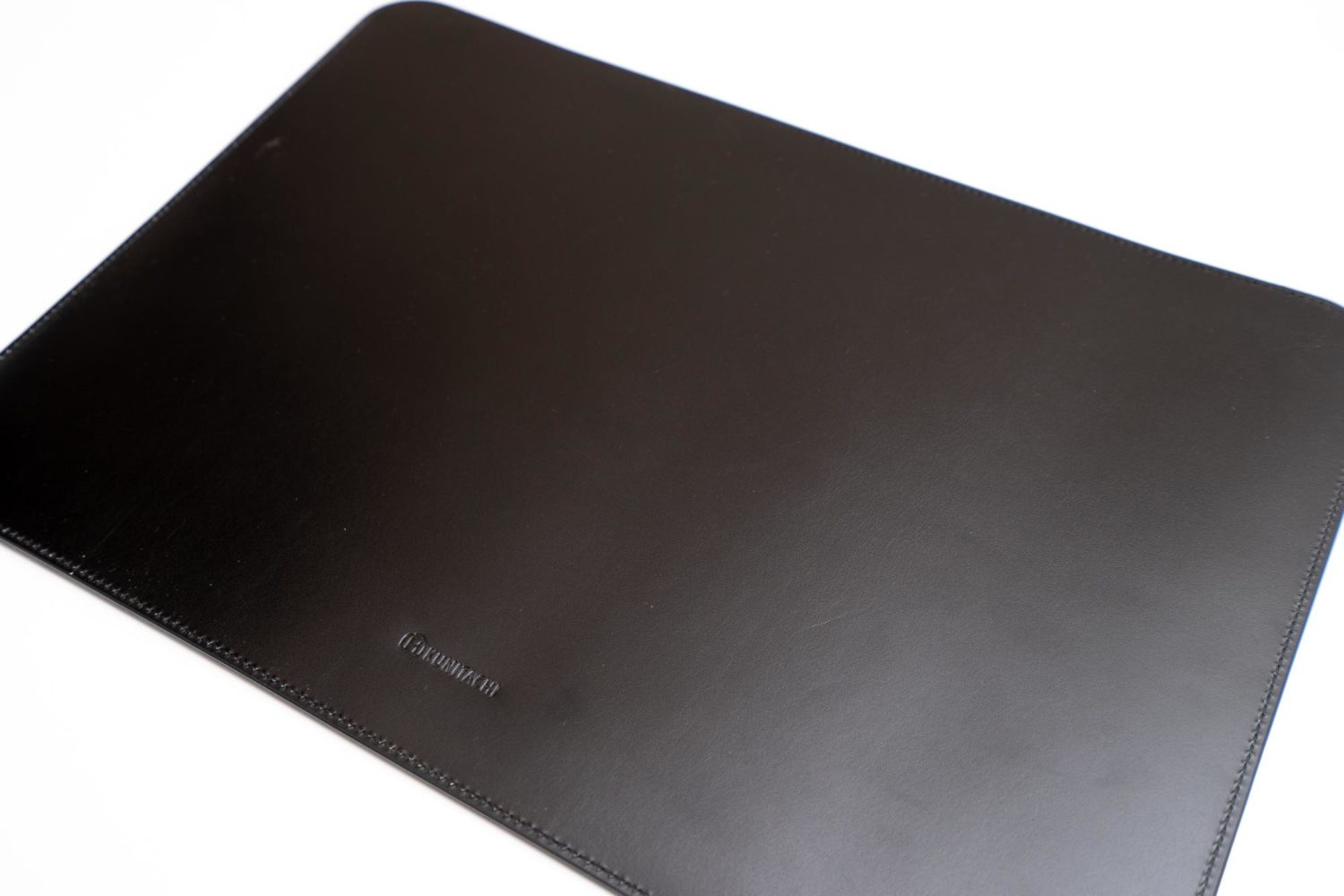 圧倒的な存在感。高級革を用いた国立商店の15インチMacBook Pro専用