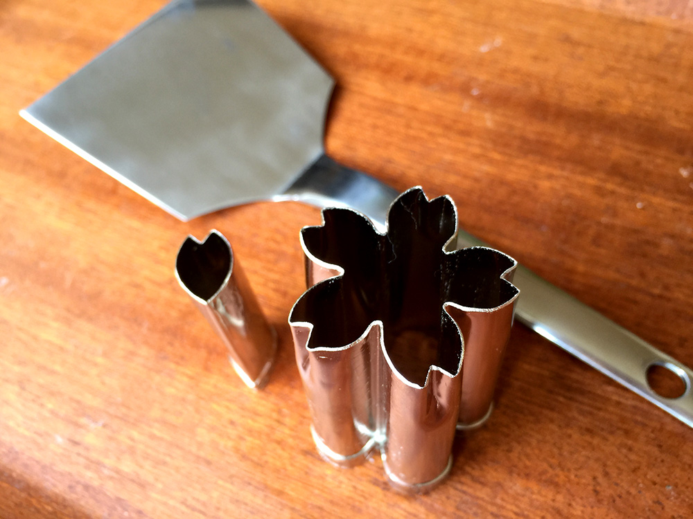 有次」の桜の抜き型 - 東京弁当生活。