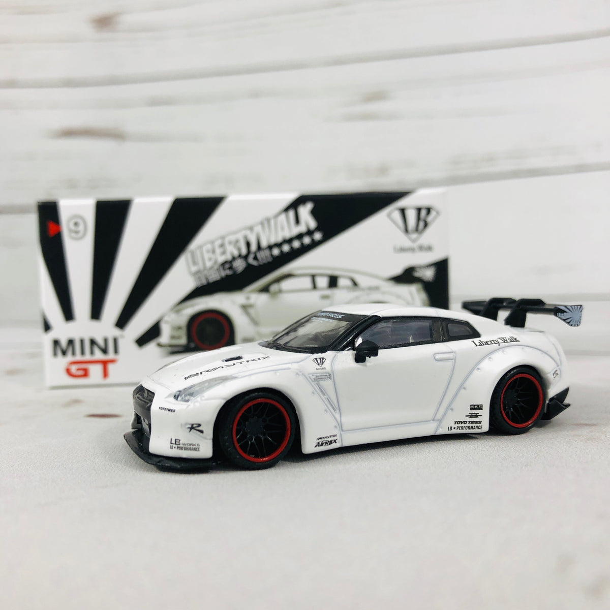 MINI GT LIBERTYWALK LB☆WORKS Nissan GTR (R35) Matte White - RHD
