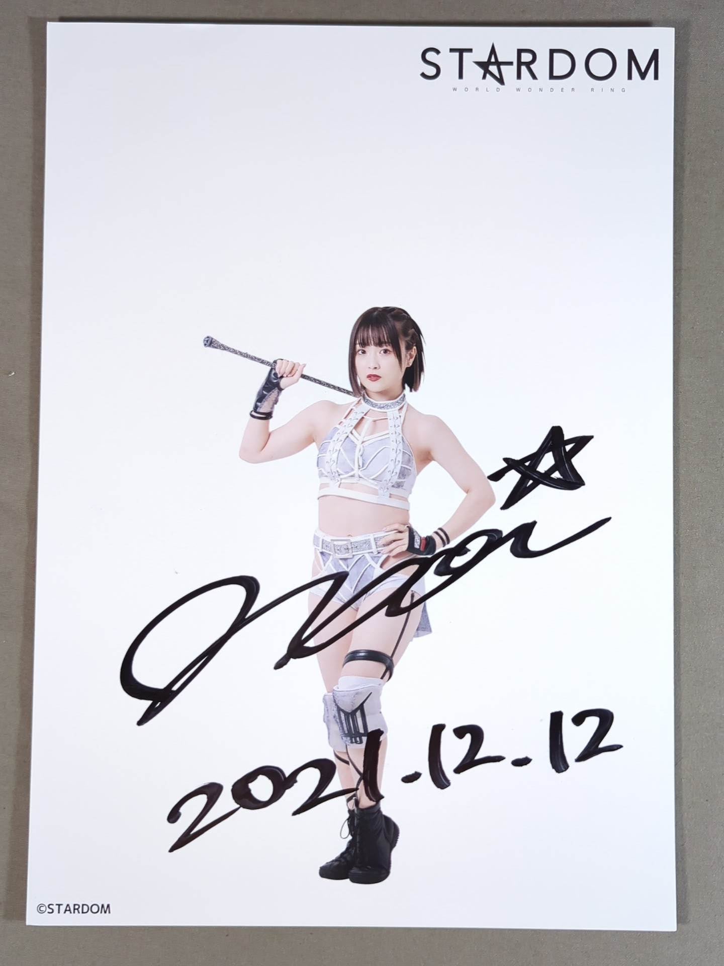 なつぽい 直筆サイン入り スターダムポートレート(O-3) – 闘道館