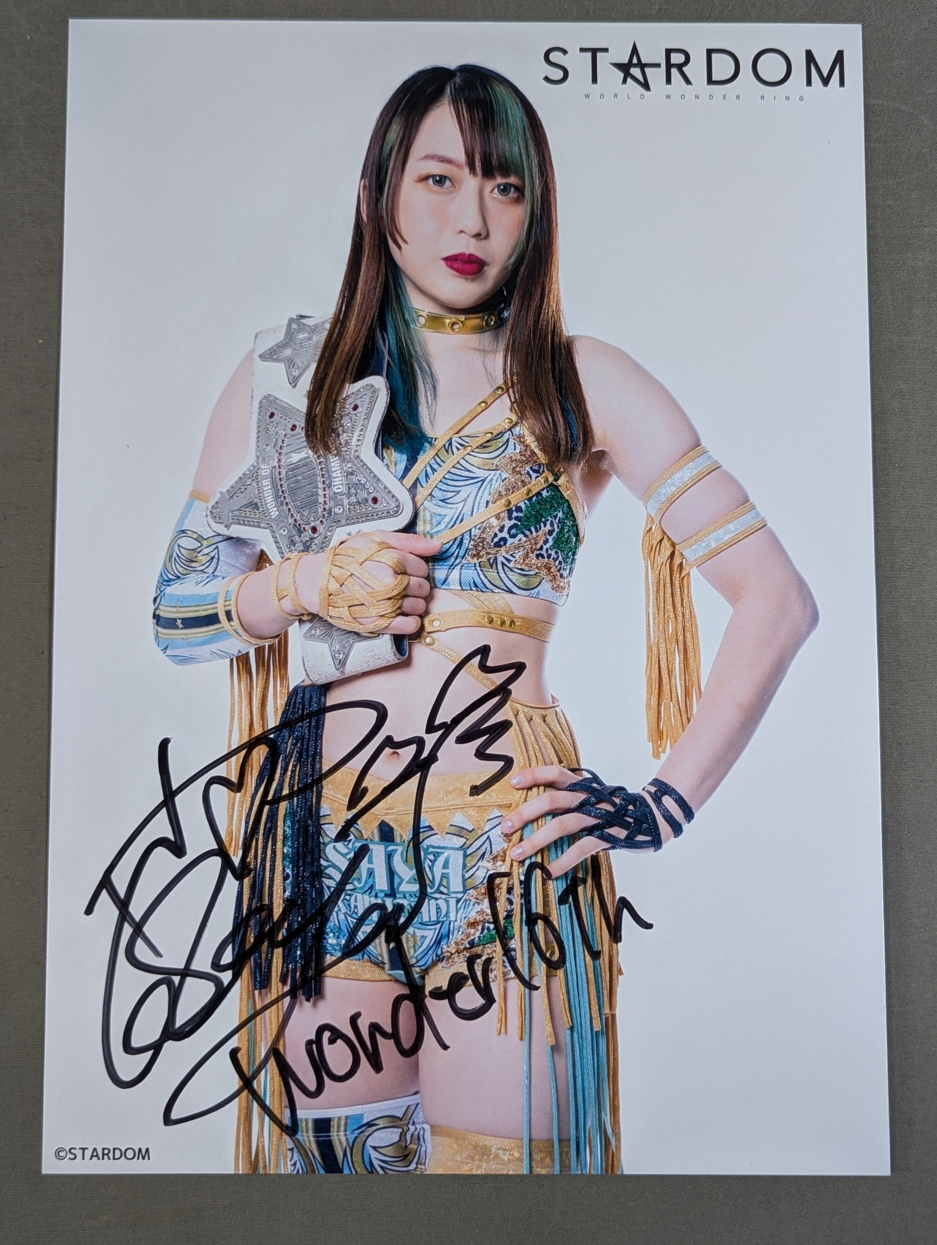 上谷沙弥 直筆サイン入り スターダムポートレート(V-8) – 闘道館