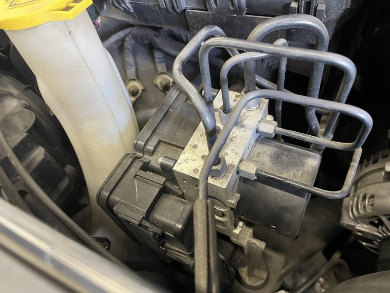 ABSモジュールの内部故障問題/クライスラー300C - UG メンテナンス工場