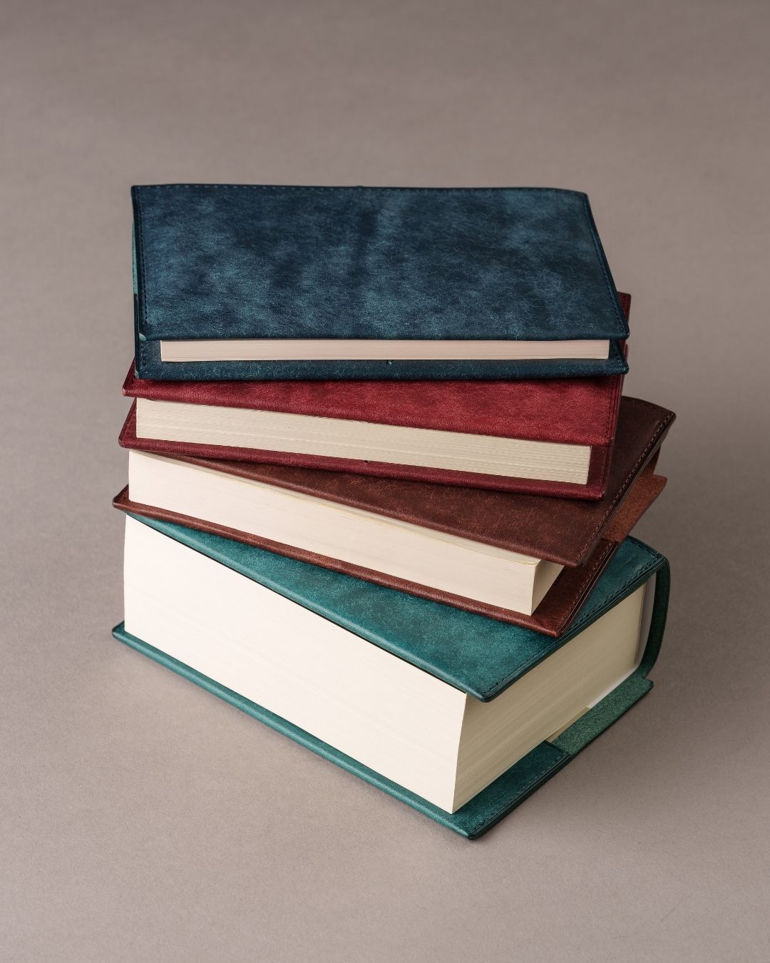 あらゆる本の厚みに対応できる」本革ブックカバー／Pueblo